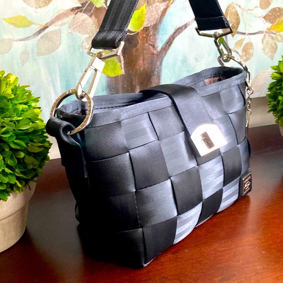 HARVEYS⭐️The Original Seatbeltbag⭐️CLASSIC🖤BLACK🖤CARRIAGE RING HOBO BAG🌟EUC🌟 - Picture 3 of 17